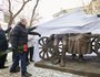15 ноября в Иркутске открыли памятник Виталию Венгеру и Наталии Королёвой. Его разместили вблизи камерной сцены Иркутского академического драматического театра им. Н.П. Охлопкова.