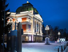 Около Иркутского академического драматического театра им. Н.П. Охлопкова традиционно установили и украсили большую ёлку.