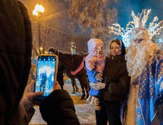 Кто-то фотографировался с Дедом Морозом.