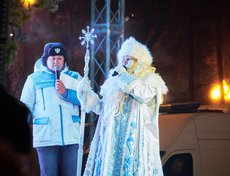 Кульминацией праздника стало появление Деда Мороза из своей резиденции, который под аплодисменты собравшихся зажег огни на главной новогодней красавице Иркутска.