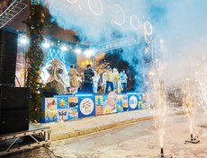 Пришедших ждала часовая праздничная программа, организованная творческими коллективами города.