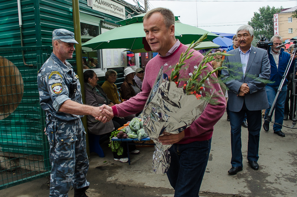 С пустыми руками Сергея Ерощенко не отпустили — подарили букет гладиолусов.