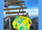 Альпинист на вершине Килиманджаро. Фото из телеграм-канала Николая Хрычова