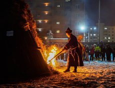 После обряда разжигают большой костер