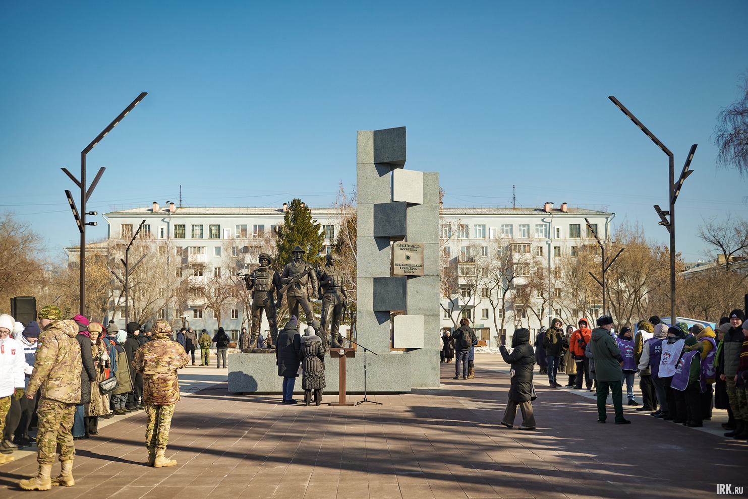 23 февраля на площади Декабристов в Иркутске у памятника «Дед, Отец, Сын» состоялось торжественное мероприятие, посвященное Дню защитника Отечества.