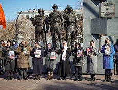 Матери погибших бойцов Любовь Балаханова, Елена Кровякова, Аксана Гарбузова, Наталия Кожокарь, Баирма Жамсаранова, Мария Ветрова, Татьяна Денисова и Татьяна Белякова исполнили песню «Слава погибшим сыновьям!».
