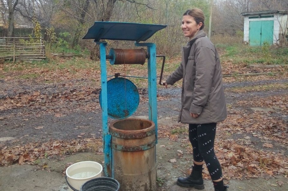 В дворе стоял колодец, но пить эту воду было нельзя В дворе стоял колодец, но пить эту воду было нельзя