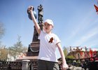 Ребенок с гирей. Фото пресс-службы правительства региона