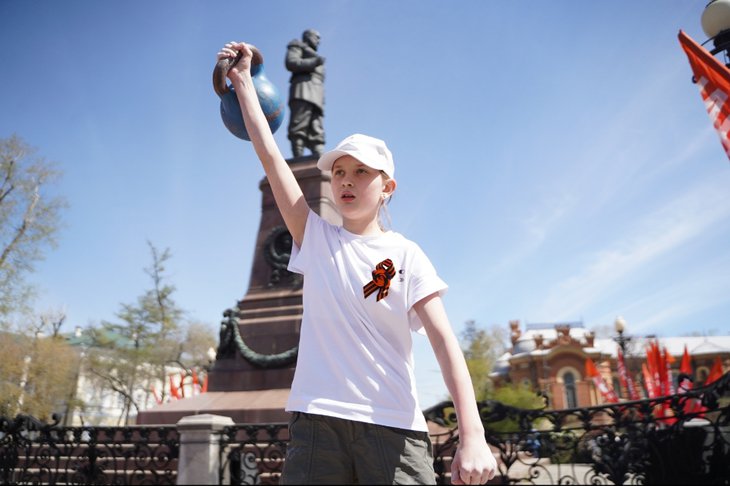 Ребенок с гирей. Фото пресс-службы правительства региона