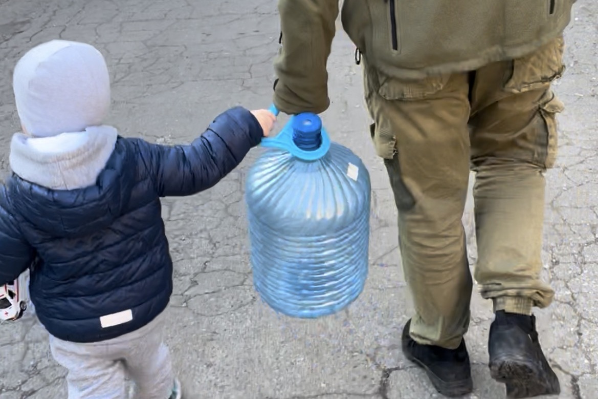 Питьевую воду таскали из магазина баклажками Питьевую воду таскали из магазина баклажками