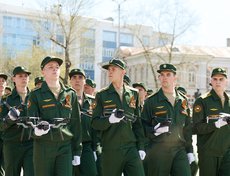 Курсанты Иркутского госуниверситета, которые осваивают программу подготовки операторов беспилотных летательных аппаратов, несли в руках модели дронов.