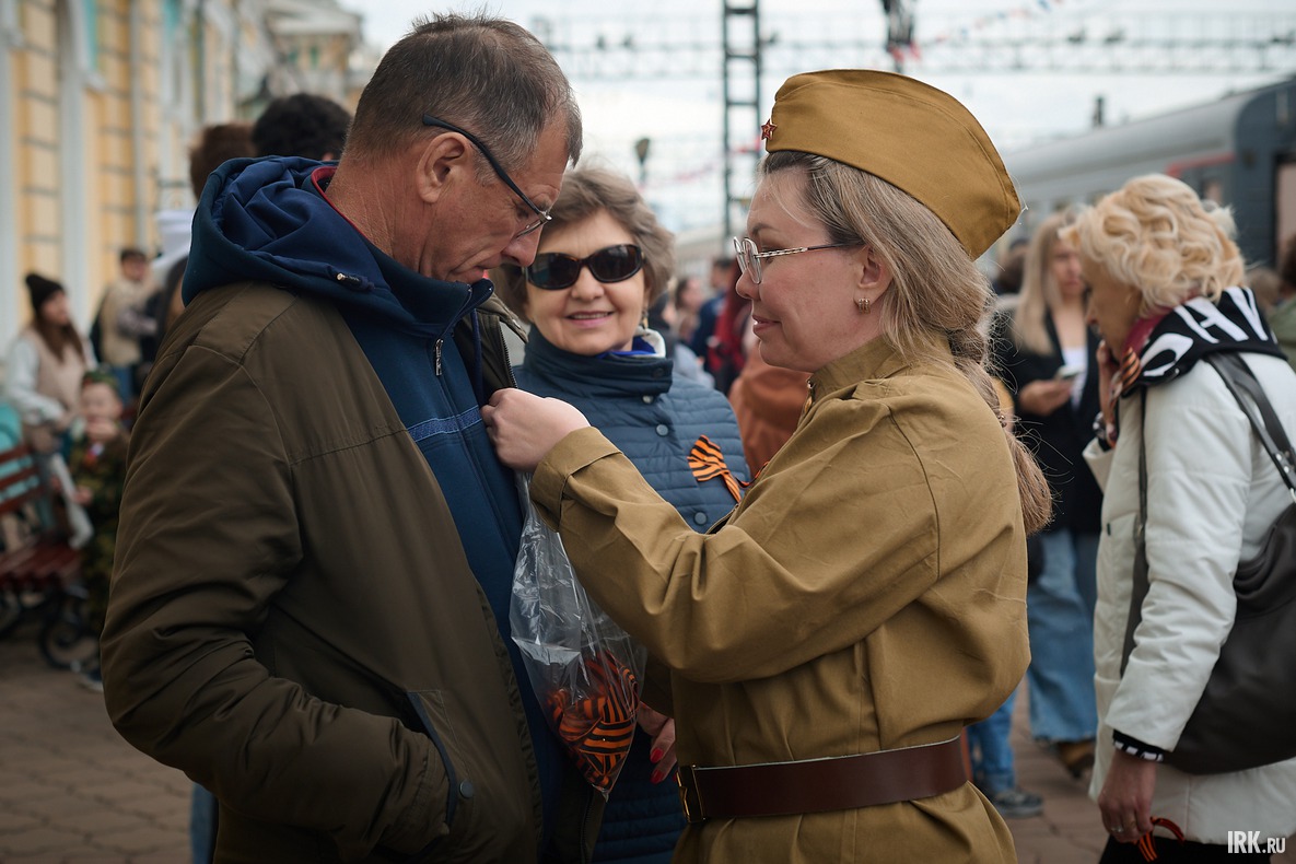На перроне раздавали Георгиевские ленточки.