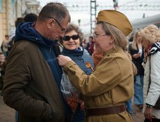 На перроне раздавали Георгиевские ленточки.