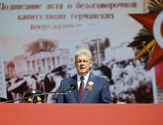 С праздником Победы иркутян поздравил полномочный представитель Президента России в Сибирском федеральном округе Анатолий Серышев.