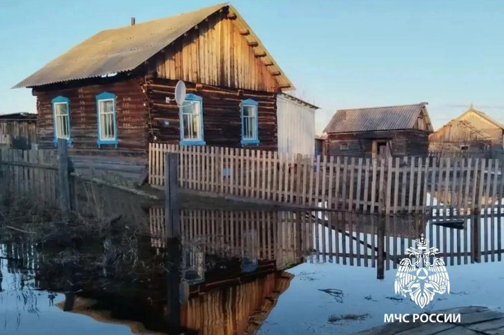 Подтопленый дом. Фото пресс-службы ГУ МЧС России по Иркутской области