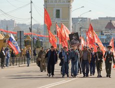Желающие принять участие в шествии «Бессмертный полк» собирались с 9:30 на Нижней Набережной, в районе памятника Якову Похабову.