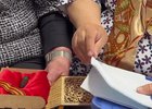 Передача медальона. Скриншот видео пресс-службы администрации Усть-илимска