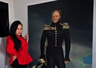 Художница с копией портрета. Фото со страницы Лилии Федоровой «ВКонтакте»