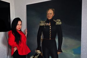 Художница с копией портрета. Фото со страницы Лилии Федоровой «ВКонтакте»
