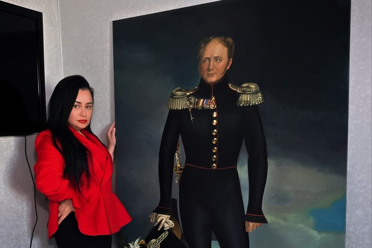 Художница с копией портрета. Фото со страницы Лилии Федоровой «ВКонтакте»