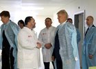 Анатолий Серышев посетил с визитом Новосибирский НИИ травматологии и ортопедии. Фото пресс-службы полпреда президента в СФО