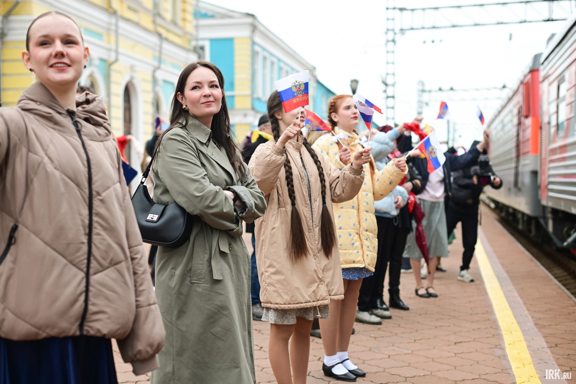26 мая утром на перроне вокзала Иркутск-Пассажирский торжественно встречали Театральный поезд.