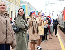 26 мая утром на перроне вокзала Иркутск-Пассажирский торжественно встречали Театральный поезд.