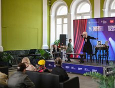 В самом здании вокзала два дня будут показывать спектакли. Вход свободный.