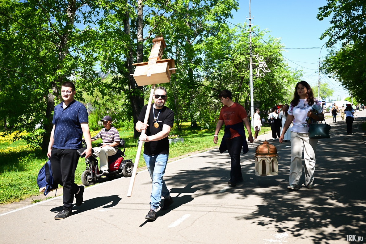 Участники конкурса скворечников «Домик счастьЯ» несут свои поделки в Скверик Счастья на острове Конный.