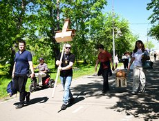 Участники конкурса скворечников «Домик счастьЯ» несут свои поделки в Скверик Счастья на острове Конный.
