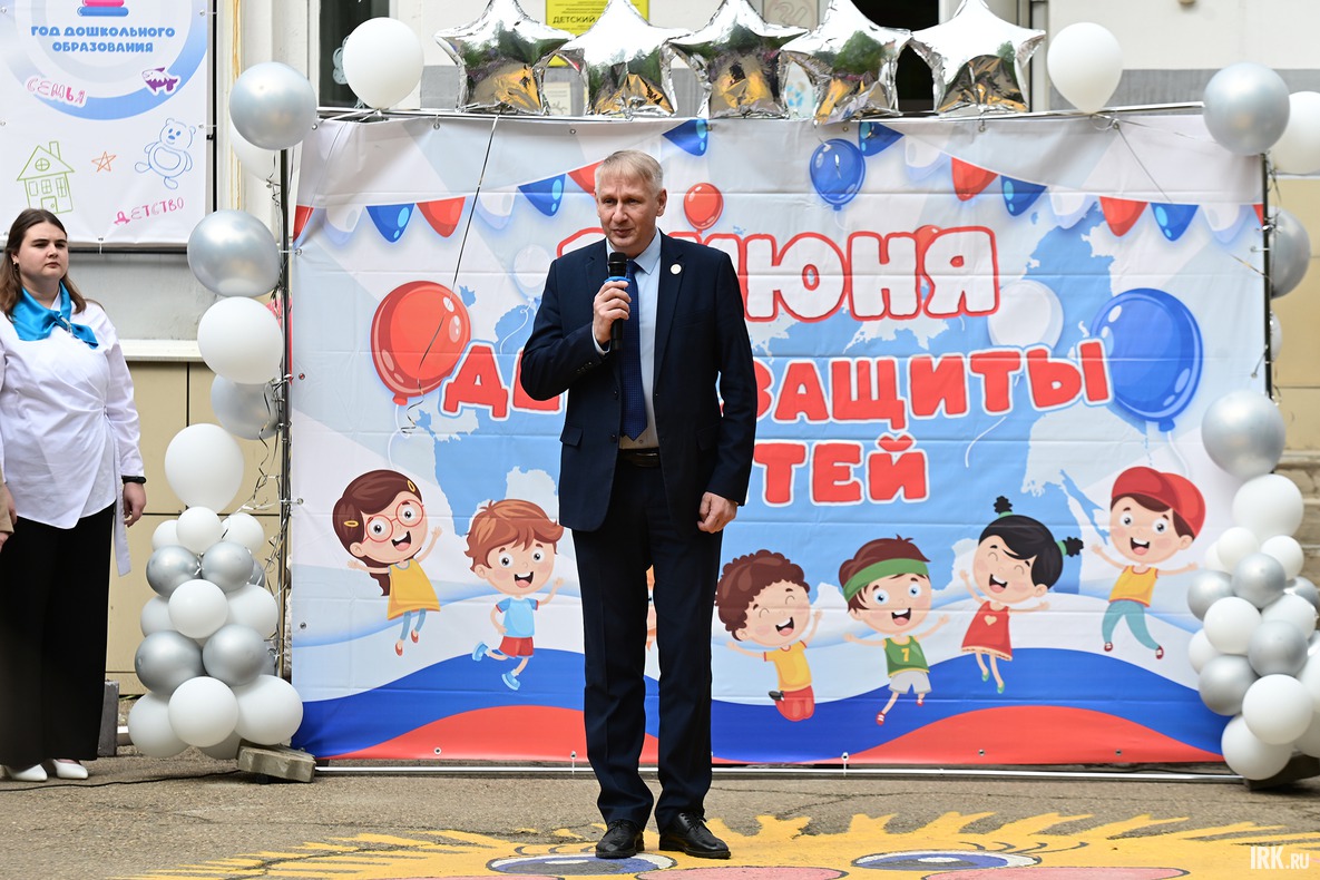 Антон Медко, председатель комитета по управлению Свердловским округом администрации города Иркутска: «Гимн, герб и флаг – это три основных символа государства. Они должны быть с малых лет в сердце каждого ребенка».