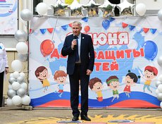 Антон Медко, председатель комитета по управлению Свердловским округом администрации города Иркутска: «Гимн, герб и флаг – это три основных символа государства. Они должны быть с малых лет в сердце каждого ребенка».