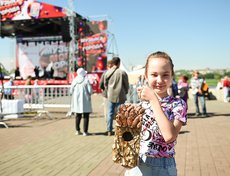 Утром 6 июня на площади около памятника Александру Третьему собрались участники конкурса скворечников «Домик счастьЯ».