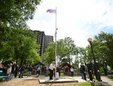 Право поднятия предоставили воспитателю детского сада, матери участника боевых действий в зоне специальной военной операции Ирине Ступиной и выпускнику группы «Звездочка» Кириллу Зырянову.