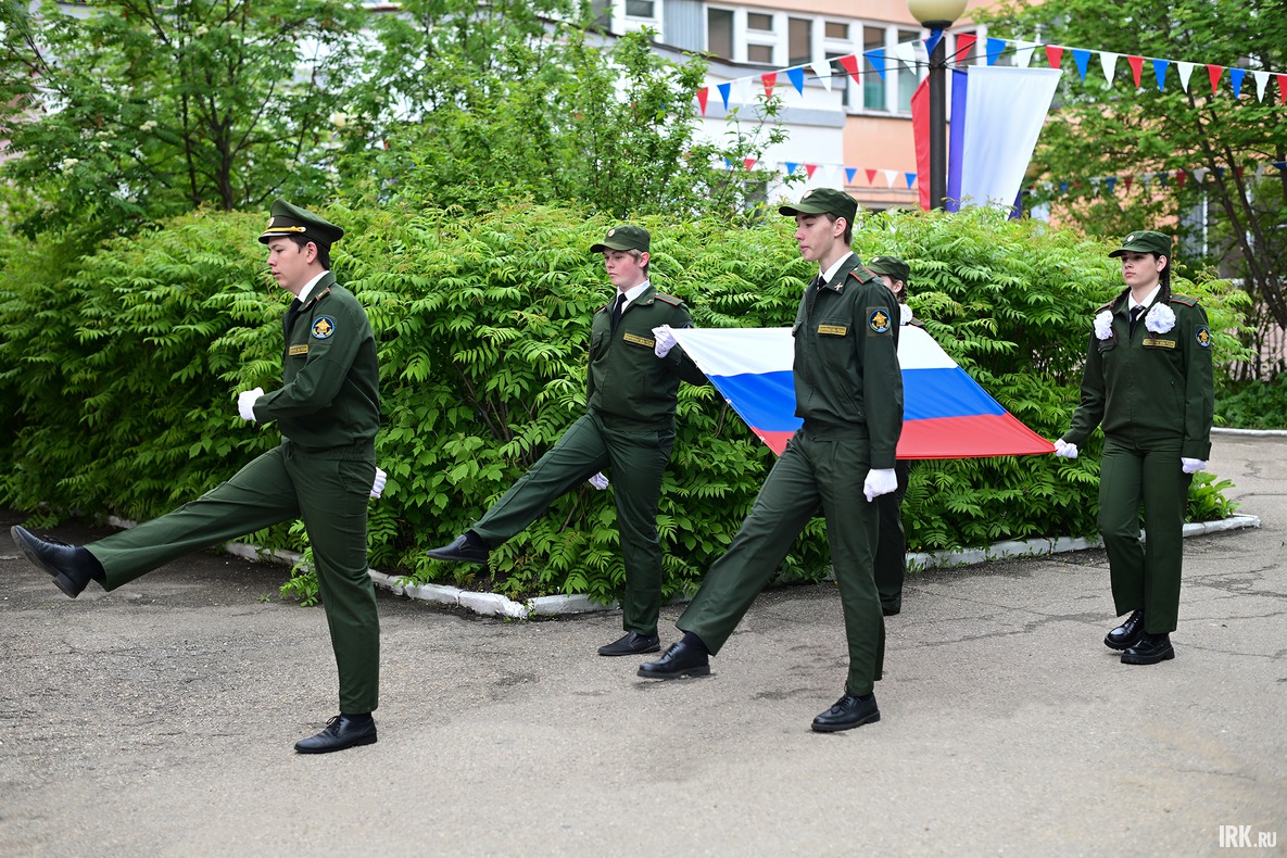 Почетную миссию вноса государственного флага страны выполнила знаменная группа школы № 64.