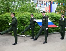 Почетную миссию вноса государственного флага страны выполнила знаменная группа школы № 64.