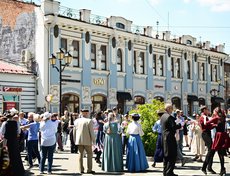 Здесь же танцевали старинные танцы.