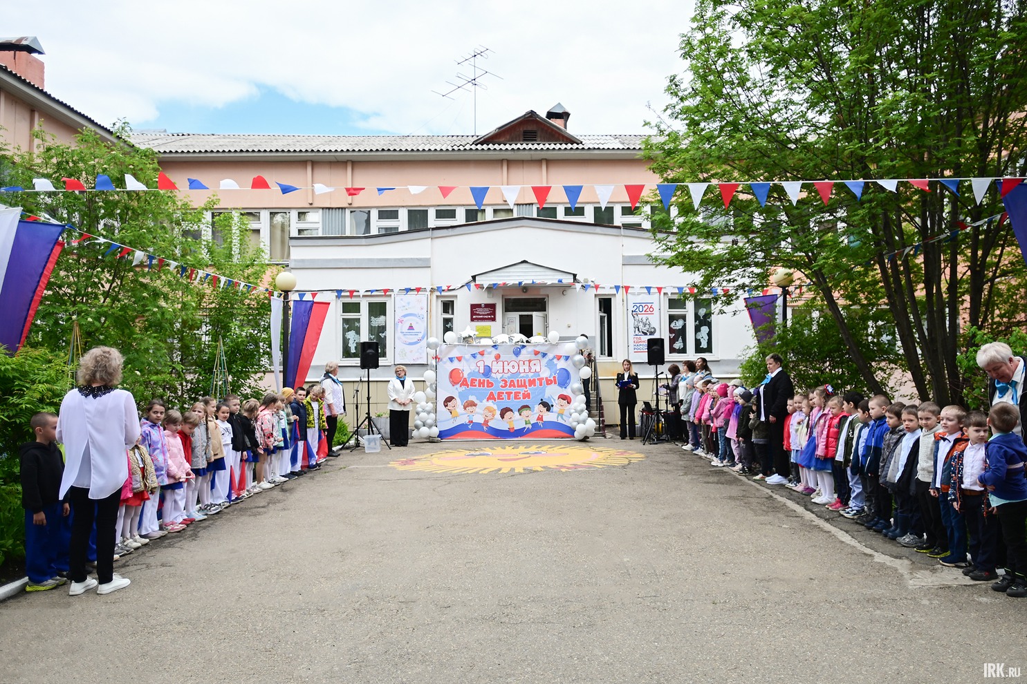 В честь Международного дня защиты детей на территории детского сада № 76 в Иркутске состоялось торжественное открытие флагштока.