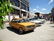 На улице Урицкого прошла выставка автомобилей.