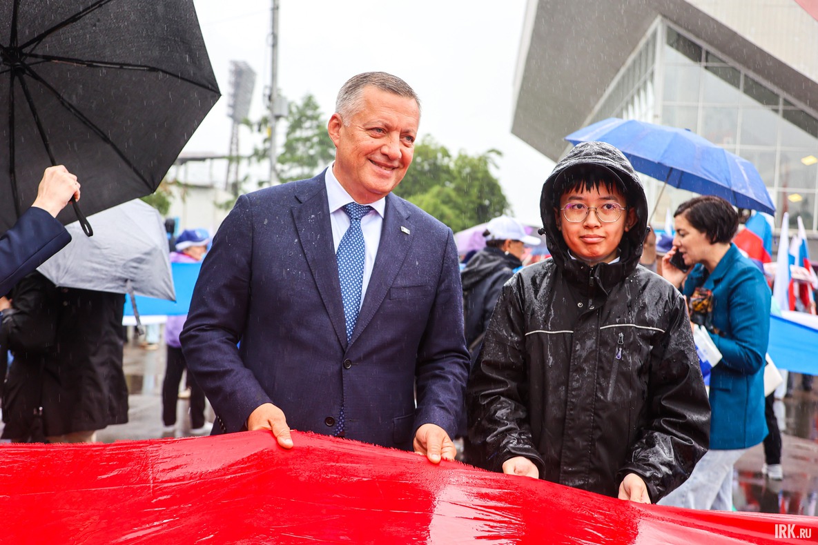 На площади был развёрнут 50-метровый флаг страны.