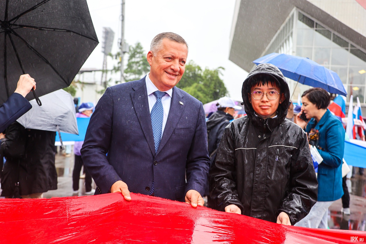 На площади был развёрнут 50-метровый флаг страны.