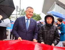 На площади был развёрнут 50-метровый флаг страны.