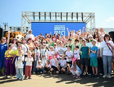 Участники парада близнецов.