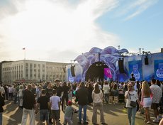 Вечером горожане потянулись к сцене на площади графа Сперанского.