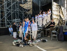 Участники праздничного концерта перед выходом на сцену.