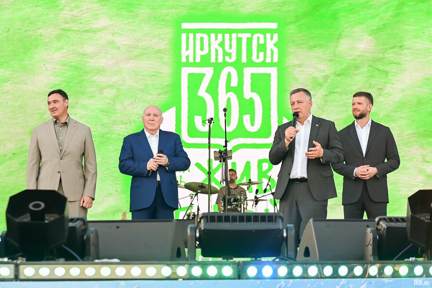 С праздником иркутян поздравили мэр Иркутска Руслан Болотов, экс-губернатор Иркутской области Дмитрий Мезенцев, губернатор Игорь Кобзев и председатель думы Иркутска Евгений Стекачёв.