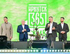 С праздником иркутян поздравили мэр Иркутска Руслан Болотов, экс-губернатор Иркутской области Дмитрий Мезенцев, губернатор Игорь Кобзев и председатель думы Иркутска Евгений Стекачёв.