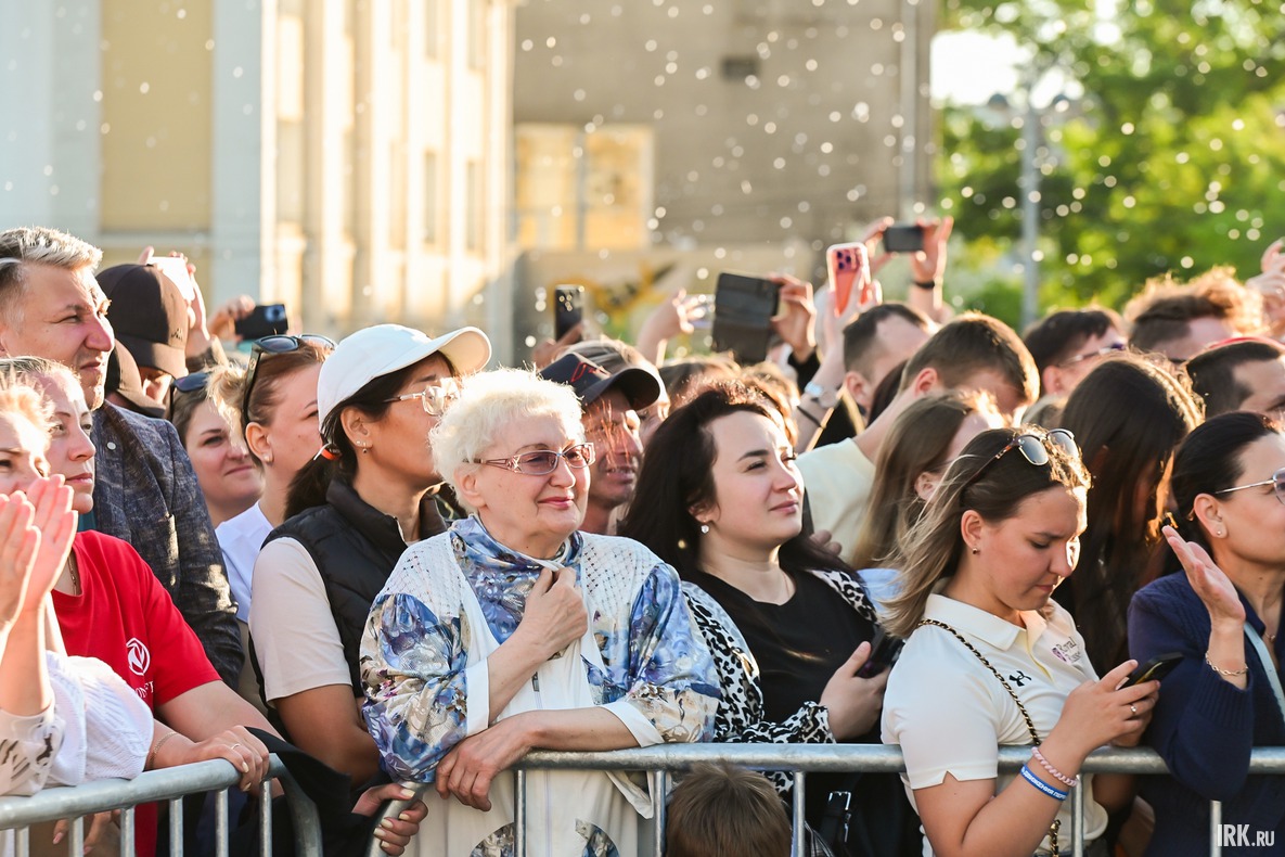 Пришедшие первыми иркутяне заняли места поближе к сцене, ожидая концерт групп «Братья Грим» и «Дискотека Авария».