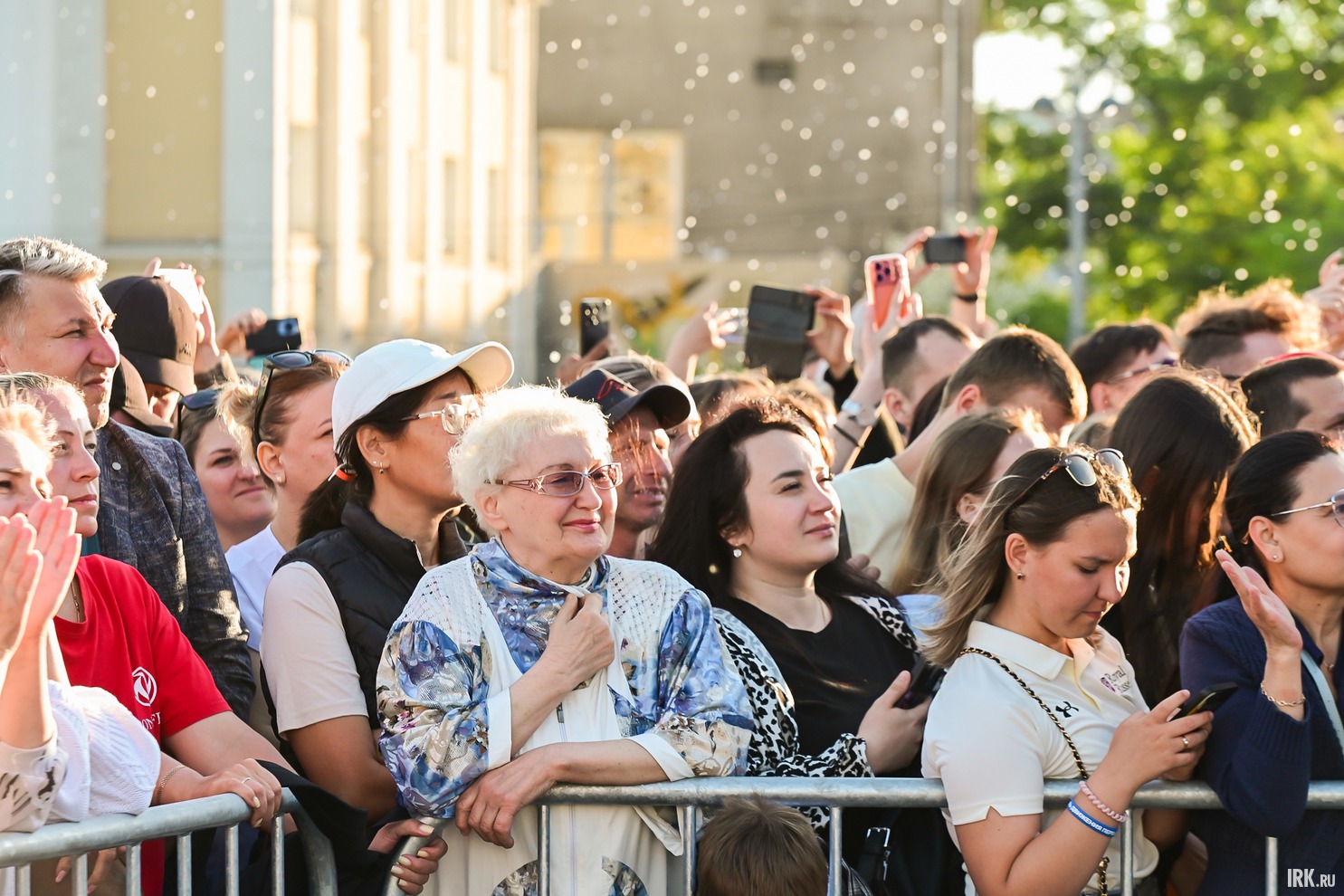 Пришедшие первыми иркутяне заняли места поближе к сцене, ожидая концерт групп «Братья Грим» и «Дискотека Авария».