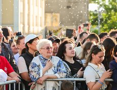 Пришедшие первыми иркутяне заняли места поближе к сцене, ожидая концерт групп «Братья Грим» и «Дискотека Авария».